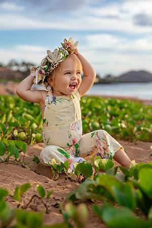 lei po'o and keiki portraits in Wailea Maui. family portraits, great with kids, fun photographer