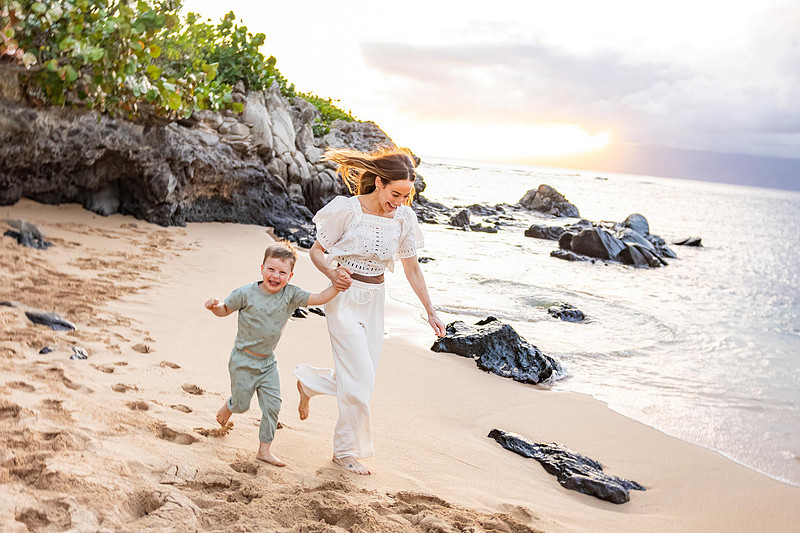 Variety of sunset portraits featuring a family with two young boys. Location: Napili Bay, Maui, Hawaii. 