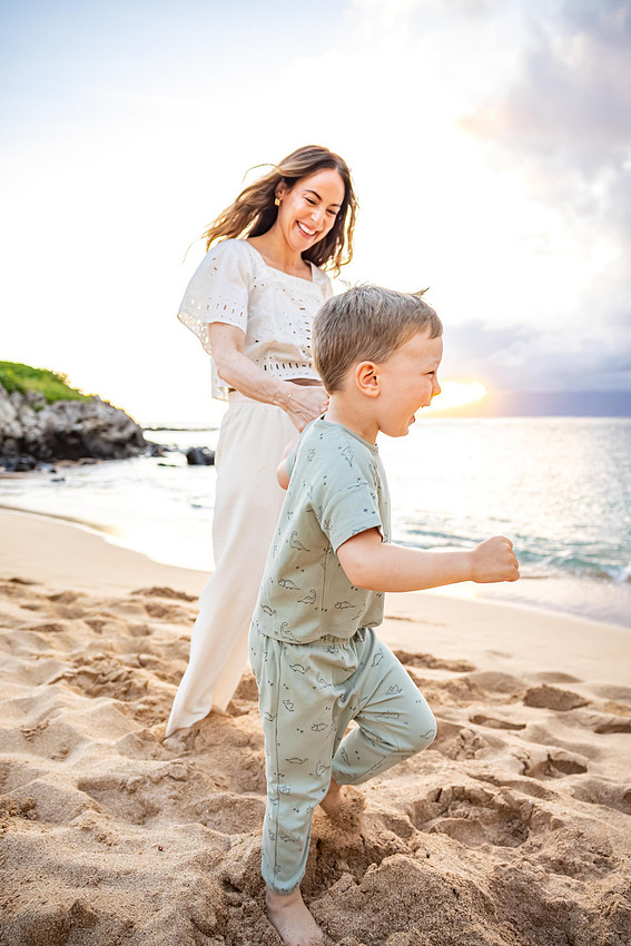 Variety of sunset portraits featuring a family with two young boys. Location: Napili Bay, Maui, Hawaii. 