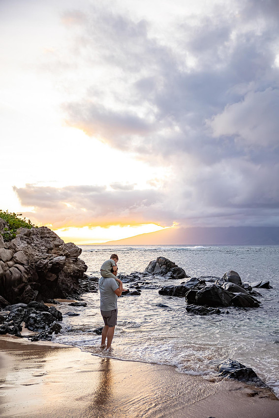 Variety of sunset portraits featuring a family with two young boys. Location: Napili Bay, Maui, Hawaii. 